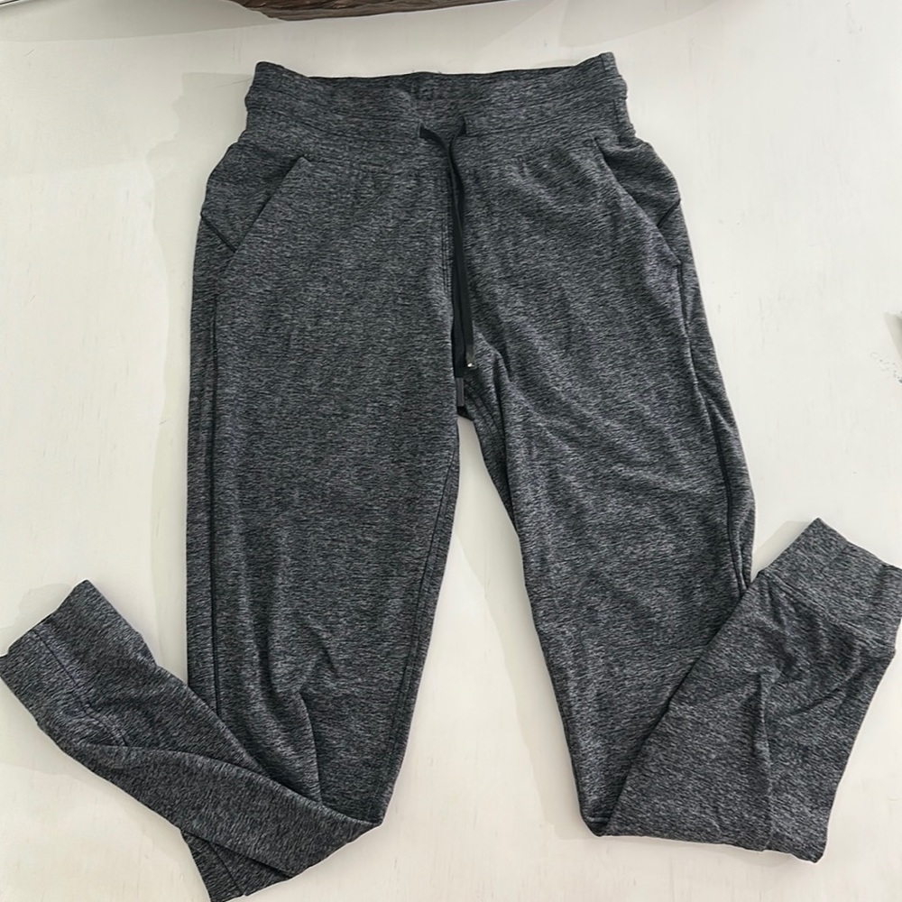 Lulu lemon joggers. Almost new. Worn once. Size 4.